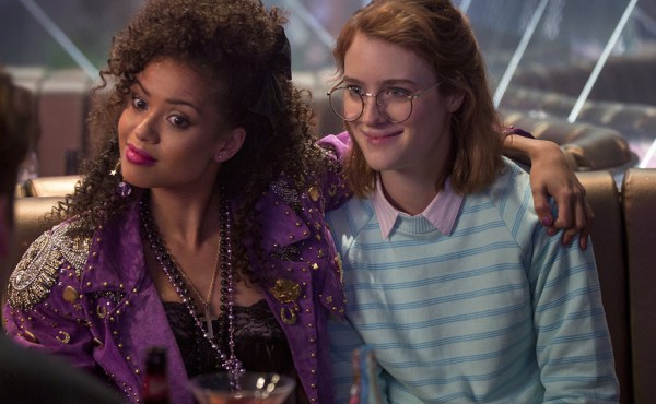 kelly_y_yorkie_tomando_algo_en_el_tuckers_8191_863x680