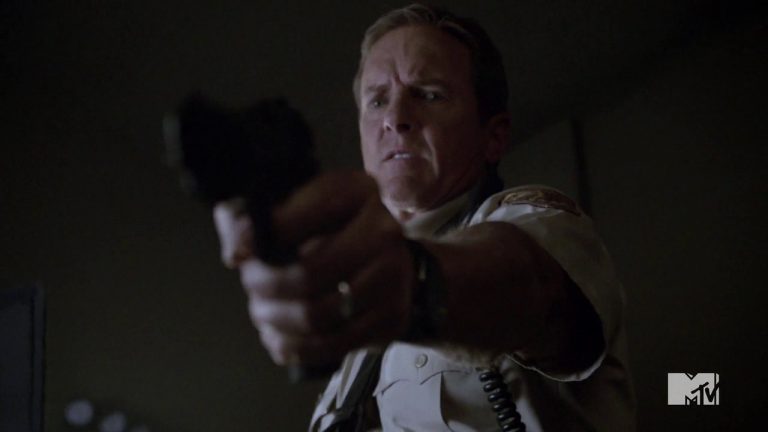 Teen_Wolf_Season_4_Episode_10_Monstrous_Sheriff_draws